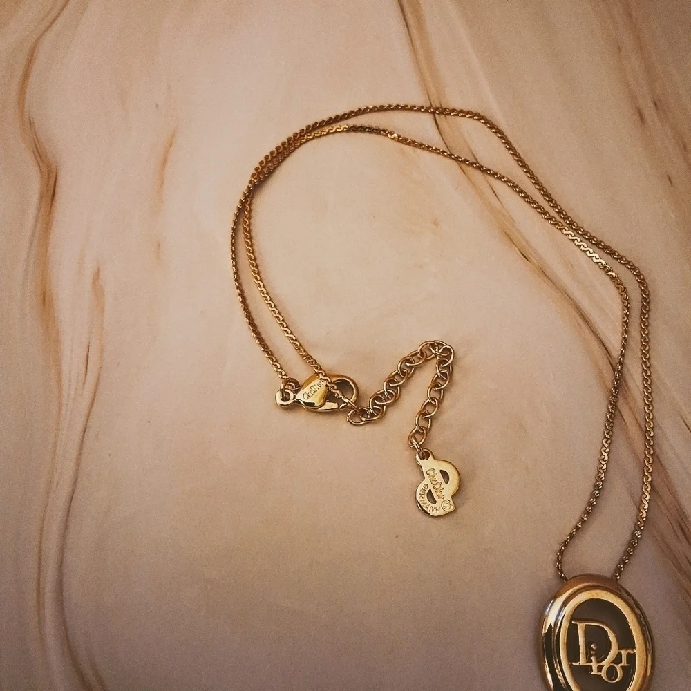 💥 Dior Vintage Gold-Tone Pendant Necklace – Timeless Luxury - Pristine - Picture 9 of 10